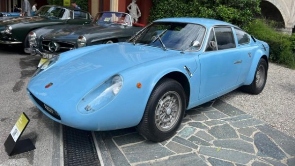 Мнозина познават Abarth само в актуалната му роля на тунинг ателие на Fiat . Или в продължение на няколко години като независима марка спортни автомобили, произлизащи от Fiat. Но в миналото компанията правеше и коли почти от нулата, или в партньорство с други производители. 
Такъв е случат с Abarth-Simca 1300 GT. Този конкретно има особена история. През 1966 г. първият му собственик, неаполитанският архитект Ренато Арфе, &bdquo;пипва&ldquo; колата до най-новите състезателни спецификации с аеродинамичен нос. Тези модификации са направени от Sabona&Basano. През 1978 г. колата става част от известната колекция на музея Маранело Росо в Сан Марино, където остава до 2014 г.
